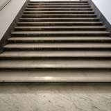 Non ci resta ora che salire verso i livelli superiori, utilizzando per� una seconda scala realizzata in marmo bianco di Carrara sulle pedate e in bardiglio sulla zoccolatura e il sottogrado